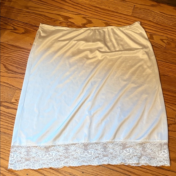 Two Vintage Lace Cream Trim Half Slips - Formfit Rogers & Undercover Wear - Picture 9 of 16